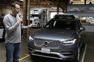 evandowski giới thiệu hệ thống tự lái của Uber gắn trên xe. Ảnh: AP