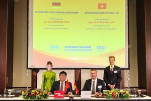 Bà Nguyễn Thị Phương Thảo, Tổng giám đốc Vietjet, ông Đinh Việt Phương, Phó tổng giám đốc Vietjet (ngồi bên trái), ông Gert Waltenbauer, Tổng giám đốc KGAL (đứng bên phải) và ông Jochen Baltes, Tổng giám đốc điều hành GOAL (ngồi bên phải) tại buổi ký kết hợp đồng
