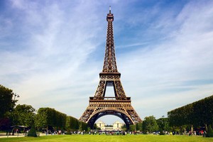 Tháp Effiel ban đầu được xây ở Barcelona nhưng dự án này đã bị chính quyền Tây Ban Nha từ chối. Ảnh: Parisian.