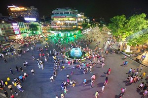 Quận Hoàn Kiếm đề xuất chỉ tổ chức không gian đi bộ Hồ Gươm vào các tối cuối tuần, thay vì từ tối thứ sáu đến tối chủ nhật như hiện nay. Ảnh: Giang Huy.