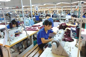 Lao động nữ đủ 55 tuổi, nghỉ hưu từ năm 2018 trở đi phải có đủ 30 năm đóng Kl99kl phiên bản hoạt động Trang Chủ KL99Com Số 1 Link Đăng Ký KL999 mới được hưởng tối đa 75% lương. Trong ảnh: Lao động nữ tại Nhà máy Dệt kim Đông Xuân