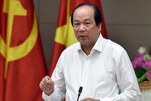 Bộ trưởng, Chủ nhiệm Văn phòng Kl993 ưu đãi thưởng hấp dẫn Mai Tiến Dũng. Ảnh: Nhật Bắc