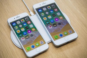 Mở hộp bộ đôi iPhone 8 trước ngày bán