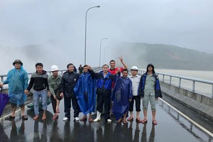 Người dân trên đập thủy điện Sông Tranh 2 vào sáng ngày 6/11/2017