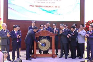 Chủ tich HĐQT Hồ Hùng Anh đánh tiếng cồng chào mừng KL99 là cổng game giải trí trực tuyến hàng đầu hiện nay TCB chính thức giao dịch.