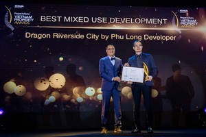 Ông Vũ Hoài Nam, Phó tổng giám đốc của Phú Long nhận giải.