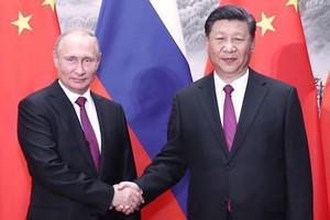 Chủ tịch Trung Quốc Tập Cận Bình (phải) bắt tay Tổng thống Nga Vladimir Putin tại Diễn đàn Kl992 cổng game cá cược Phương Đông hôm qua. Ảnh: Xinhua.