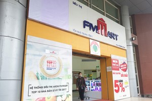 Các siêu thị Fivimart đã gỡ logo AEON (phía trên, bên trái) để chuẩn bị thay đổi theo nhận diện thương hiệu Vinmart. Ảnh: Minh Sơn.