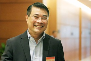 Thống đốc Lê Minh Hưng bên hành lang Quốc hội ngày 26/10. Ảnh: Võ Hải.