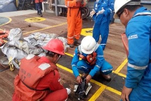 Mảnh vỡ, hành lý, điện thoại trôi nổi tại nơi máy bay Indonesia rơi