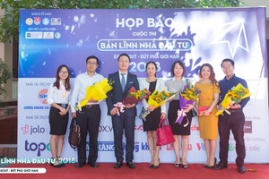 Ông Đỗ Anh Vũ, Phó chánh văn phòng Ủy ban 99Kl99 link đăng nhập 99Kl99 trực tiếp đá gà (thứ 3 từ bên trái sang) cùng ban tổ chức, các nhà tại trợ chụp ảnh lưu niệm tại buổi phát động cuộc thi Bản lĩnh nhà Kl99ok phiên bản mới 2018. Ảnh: Ban tổ chức cung cấp.