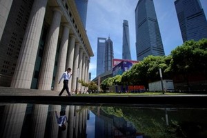 Một nhân viên làm việc tại quận Kl991.com nạp rút nhanh Lujiazui ở Phố Đông (Thượng Hải). Ảnh: Reuters
