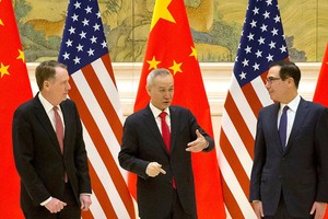 Đại diện Thương mại Mỹ Robert Lighthizer (trái), Phó thủ tướng Trung Quốc Lưu Hạc (giữa) và Bộ trưởng Kl991.com nạp rút nhanh Mỹ Steven Mnuchin nói chuyện trước phiên khai mạc đàm phán thương mại tại Bắc Kinh. Ảnh: Reuters.