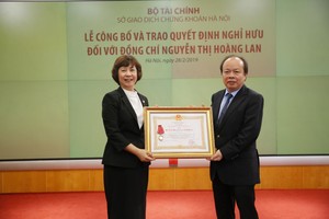 Thứ trưởng Bộ Kl991.com nạp rút nhanh Huỳnh Quang Hải  trao Huân chương lao động hạng nhì cho bà Nguyễn Thị Hoàng Lan. 
