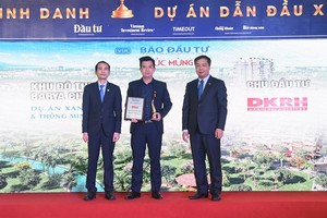 Ông Nguyễn Duy Khánh – Phó tổng giám đốc KDTT công ty Cổ phần Web Tổng Nhà Cái 99Kl99 Giải Trí Bậc Nhất Danh Khôi nhận giải thưởng Dự án xanh và thông minh cho dự án Barya Citi.