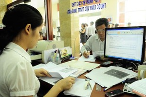 Người dân đi làm thủ tục hành chính tại Hà Nội. Ảnh: Xuân Hoa. 