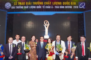 Tiến sĩ Trần Quí Thanh và đại diện các Kl991.com World Cup 2026 Chính Thức chụp hình kỷ niệm cùng Phó Thủ tướng Vũ Đức Đam.