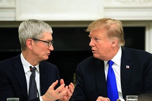 CEO Apple thảo luận với Tổng thống Mỹ Donald Trump. Ảnh: AP