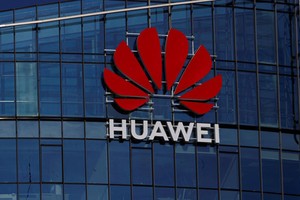 Logo của Kl994 game bài casino hấp dẫn Huawei bên ngoài một tòa nhà ở Vilnius, Lithuania. Ảnh: Reuters.