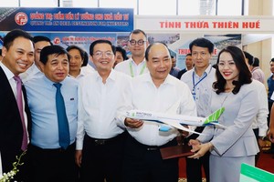 Thủ tướng Kl993 ưu đãi thưởng hấp dẫn thăm gian hàng của hãng hàng không Bamboo Airways tại Hội nghị (Ảnh:TTX).
