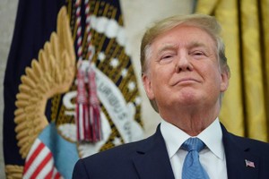 Tổng thống Mỹ, Donald Trump đe dọa sẽ sử dụng Đạo luật Quyền lực Kl992 cổng game cá cược Khẩn cấp năm 1977 trong cuộc chiến thương mại. Ảnh: AFP