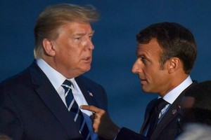 Tổng thống Trump (trái) và Tổng thống Macron trong buổi chụp hình tối 25/8. Ảnh: AFP.