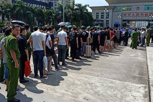 Công an tỉnh Quảng Ninh phối hợp với các đơn vị nghiệp vụ của Bộ Công an bàn giao 28 đối tượng cho Cục Công an TP.Đông Hưng (Trung Quốc) xử lý về hành vi điều hành sàn 99Kl99 link đăng nhập giả tại TP.Móng Cái, Quảng Ninh
Ảnh: công an cung cấp