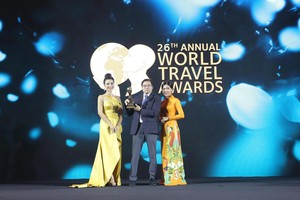 Ông Phạm Ngọc Sáu - Giám đốc Cảng HKQT Vân Đồn nhận giải SB mới hàng đầu châu Á của WTA.