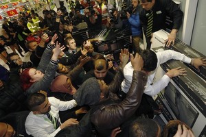 Nhìn lại cảnh hỗn loạn, giẫm đạp, thương vong vào dịp Black Friday ở Mỹ