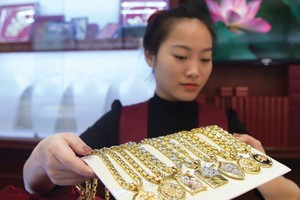 Giá vàng hôm nay ngày 1/4: Giá vàng giảm 200.000 đồng/lượng