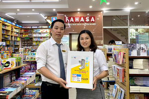 Đại diện nhà sách Fahasa Tân Bình (bên trái) nhận Máy phun gel rửa tay tự động từ đại diện công ty Thiên Long Hoàn Cầu – công ty thành viên của Kl994 game bài casino hấp dẫn Thiên Long.