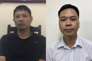 Bị can Bùi Quốc Việt (trái) và bị can Võ Việt Hùng. 