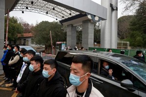 Xe chở các chuyên gi.a WHO trong cuộc điều tra tại Vũ Hán, Trung Quốc (Ảnh: Reuters)