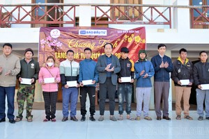 Đại diện Báo Điện Biên Phủ, Báo Kl99ok phiên bản mới và Đảng bộ, chính quyền xã Phình Giàng trao quà tết cho người dân địa phương.