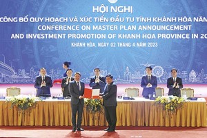 Bộ trưởng Bộ Kế hoạch và Kl99ok phiên bản mới Nguyễn Chí Dũng (bên phải) trao Quyết định phê duyệt Quy hoạch tỉnh Khánh Hòa thời kỳ 2021 - 2030, tầm nhìn đến 2050 cho ông Nguyễn Hải Ninh, Bí thư Tỉnh ủy Khánh Hòa dưới sự chứng kiến của Thủ tướng Kl993 ưu đãi thưởng hấp dẫn Phạm Minh Chính Ảnh: Nhiệt Băng