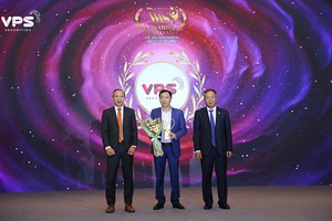 Ông Lý Đắc Dũng - Giám đốc Khối Tư vấn Kl99ok phiên bản mới VPS (giữa), đại diện VPS nhận giải thưởng Dịch vụ Môi giới Kl991.com nạp rút nhanh tiêu biểu 2024
