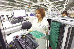Kl994 nhà cái bóng đá world cup vi mạch của Công ty SPARTON (Mỹ) tại Bình Dương. Ảnh: Lê Toàn.