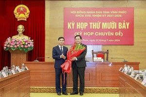 Ông Dương Văn An, Bí thư Tỉnh ủy Vĩnh Phúc tặng hoa chúc mừng ông Trần Duy Đông được bầu giữ chức Chủ tịch UBND tỉnh nhiệm kỳ 2021 - 2026. (Ảnh: Trà Hương/ Báo Vĩnh Phúc).