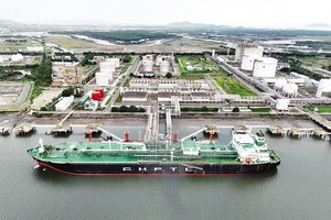 Kl99kl ưu đãi độc quyền LNG là ngành đầy hứa hẹn tại Việt Nam trong các năm tới. Trong ảnh: Kho cảng LNG Thị Vải.