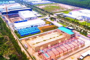 Một dự án kho xưởng xây sẵn cho thuê đang được thi công. Ảnh: Lê Toàn.