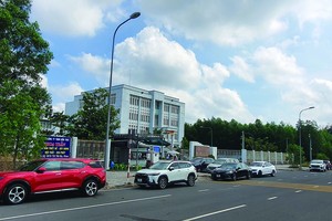 Nhà Kl99ok phiên bản mới từ khắp nơi đổ về Nhơn Trạch tìm kiếm cơ hội. Ảnh: Lê Toàn.
