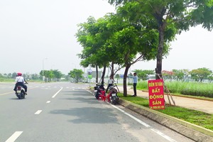 Các điểm tư vấn Web Tổng Nhà Cái 99Kl99 Giải Trí Bậc Nhất tự phát xuất hiện nhan nhản xung quanh một dự án mới ở TP.HCM. Ảnh: Việt Dũng.