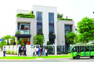 Khách hàng đi xem nhà tại dự án Aquacity Đồng Nai của Novaland. Ảnh: Lê Toàn.