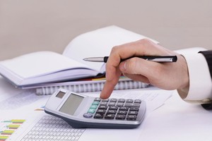 Các cơ quan, đơn vị phải lập biên bản bàn giao, tiếp nhận giữa các bên, kể cả các khoản nợ phải thu, phải trả (nếu có).