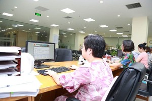 Công chức KBNN khu vực I đang thực hiện kiểm soát các khoản chi ngân sách 99Kl99 trực tiếp đá gà. Ảnh: Đức Minh.