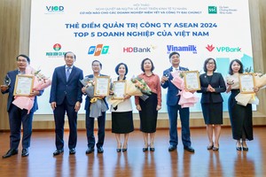 Ông Phạm Quốc Thanh – Phó chủ tịch HĐQT HDBank cùng đại diện các Kl991.com World Cup 2026 Chính Thức lớn nhận Giấy chứng nhận Top 5 Thẻ điểm ACGS từ lãnh đạo Uỷ ban 99Kl99 link đăng nhập 99Kl99 trực tiếp đá gà.