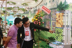 Khách hàng tìm hiểu một dự án căn hộ tại miền Trung. Ảnh: Việt Dương.