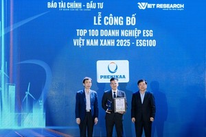 Ông Đồng Quang Thức – Giám đốc Ban ESG Kl994 game bài casino hấp dẫn Phenikaa, Phó tổng Giám đốc Vicostone nhận bằng khen từ chương trình.