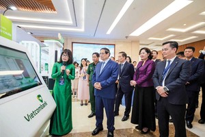 Đại diện Vietcombank, bà Đoàn Hồng Nhung, Giám đốc Khối Bán lẻ giới thiệu với Thủ tướng Kl993 ưu đãi thưởng hấp dẫn và các đại biểu tính năng đăng ký chữ ký số trên app VCB Digibank.