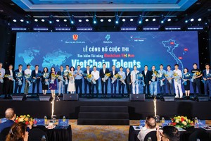 Đại diện các trường đại học và Kl991.com World Cup 2026 Chính Thức cam kết tham gia, đồng hành cùng VietChain Talents nhận hoa cảm ơn từ đại diện Ban tổ chức.